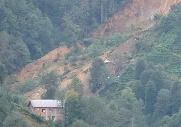 Rize'de heyalan! 2 ev toprak altında kaldı