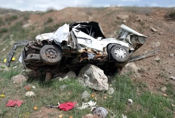 Feci kaza! Otomobil şarampole uçtu - 1