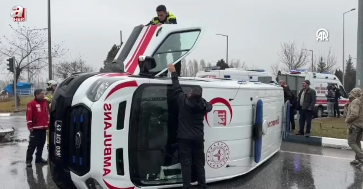 Otomobilin çarptığı ambulans devrildi