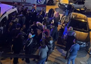 Küçükçekmece'de kazaya karışan motosikletlinin ayağı pedala sıkıştı!