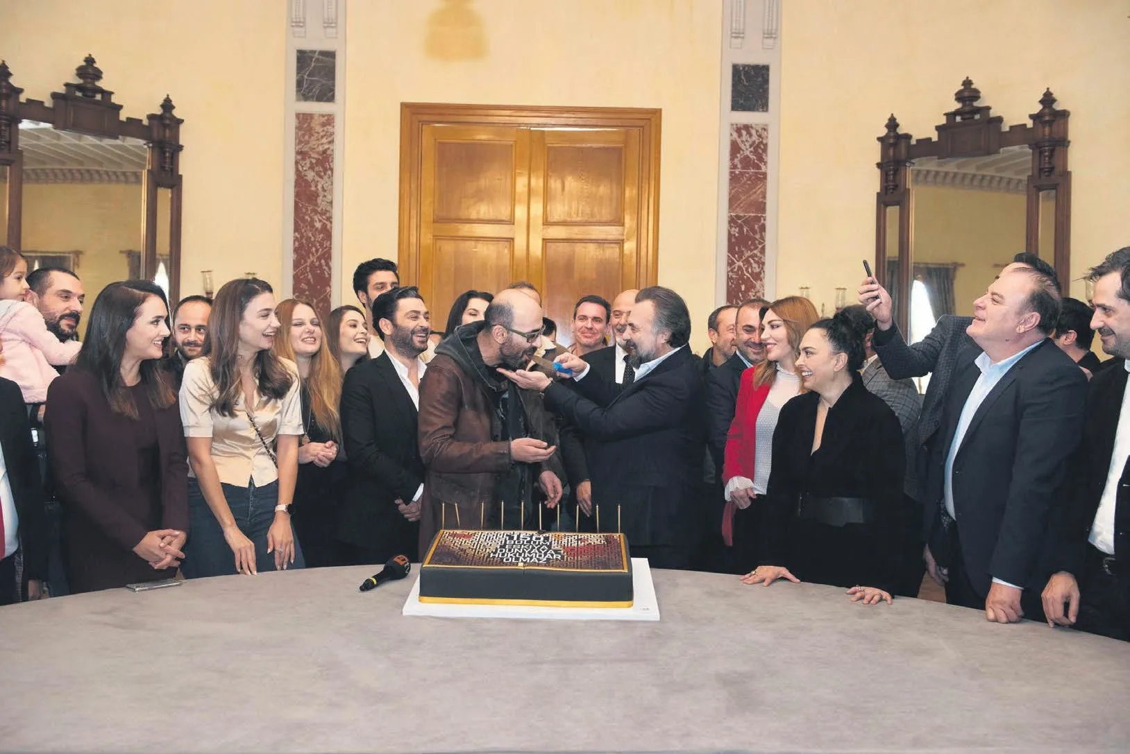 ATV'nin reyting rekortmeni dizisi EDHO’dan 150. bölüm için pastalı kutlama