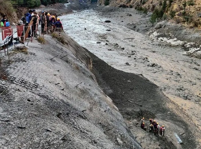 Hindistan’daki buzul felaketi bilançosu: 14 ölü, 150 kayıp - 1
