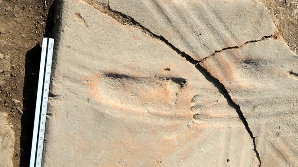 Çanakkale’de kazılarda bir bebeğin 1300 senelik ayak izleri bulundu