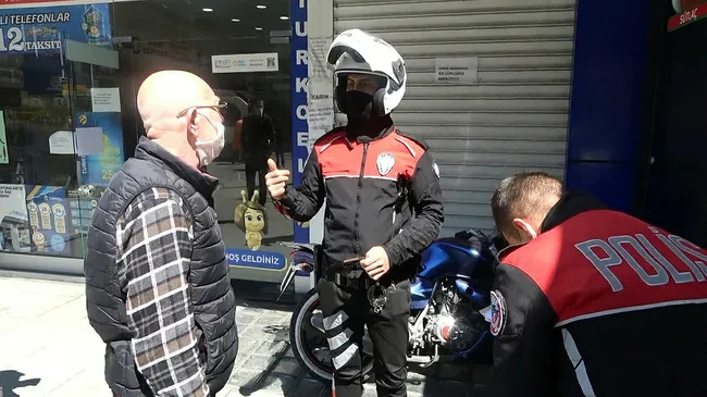 İstanbul’da coronavirüs yasaklarına uymayan minibüs şoförü ceza yememek için polisi ikna etmeye çalıştı - 1