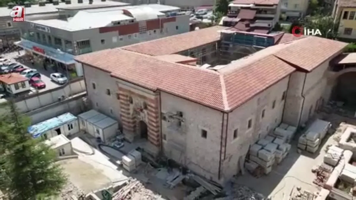 18. yüzyıla ait havuz 800 yıllık Gök Medrese'nin yapısına uygun olarak yerleştirildi