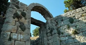 Tarihi kapıya sprey boya yazılar yazıldı