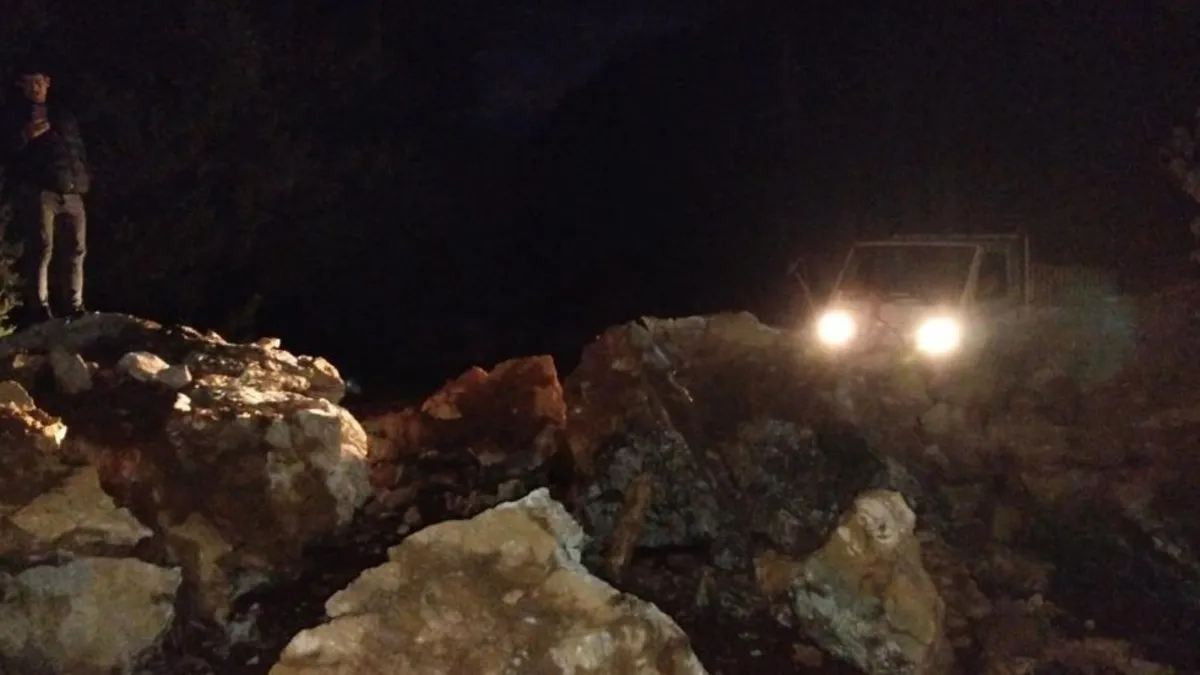 Marmaris'te sağanak yağış heyelana neden oldu! Dev kayalar yolu kapattı