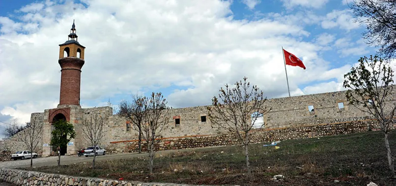 Sezar’ın ‘Geldim, Gördüm, Yendim’ dediği Zile Kalesi’nde antik tiyatro bulundu