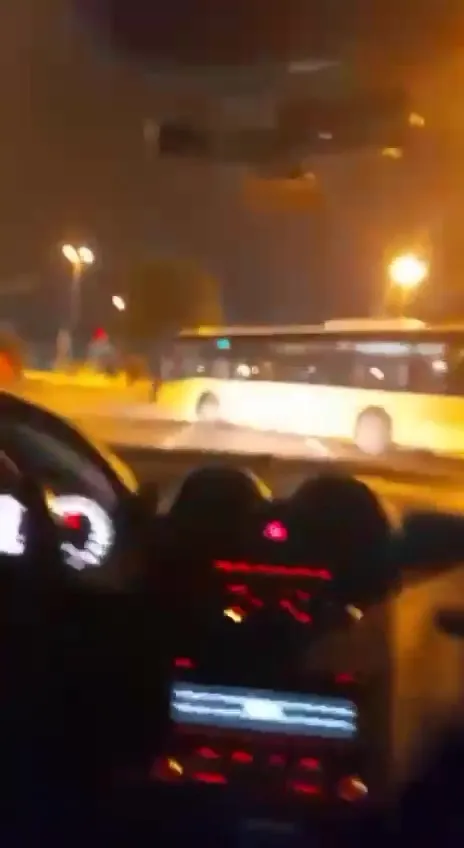 kirmizi-isikta-gecen-iett-kazaya-sebep-oldu-o-anlar-kamerada-1670226304607.jpg Kırmızı ışıkta geçen İETT kazaya sebep oldu! O anlar kamerada - 1
