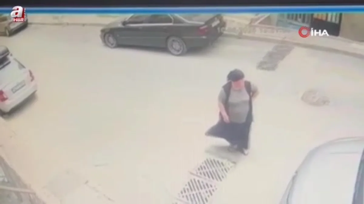 Sultangazi'de motosikletli sürücü park halindeki otomobile çarptı