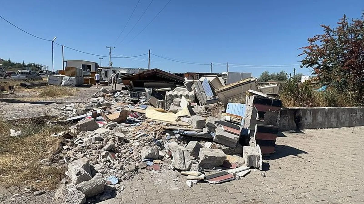 Nevşehir'de kontrolden çıkan TIR iş yerine daldı