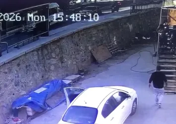 18 yaşındaki sürücü virajı alamadı, 4 yaralı