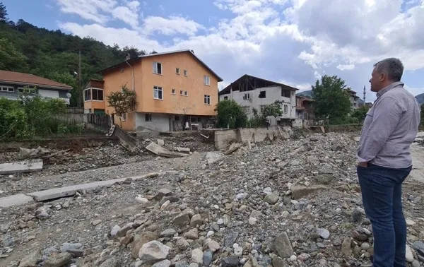 karabukte-sel-afeti-ardindan-yikim-karari-verilen-evler-tahliye-edilmeye-baslandi-1657551131593.jpg Karabük’te sel afeti ardından yıkım kararı verilen evler tahliye edilmeye başlandı - 3