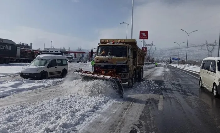 konyada-yogun-kar-yollari-kapatti-yollari-acmaya-giden-ekip-karda-mahsur-kaldi-1646994569875.jpg Konya’da yoğun kar yolları kapattı! Yolları açmaya giden ekip karda mahsur kaldı - 1