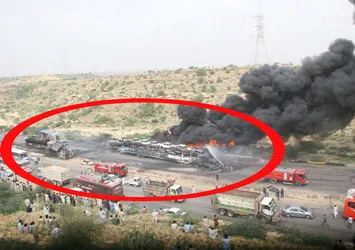 Karaçi'de petrol tankeri alev aldı: Onlarca araç cayır cayır yandı!