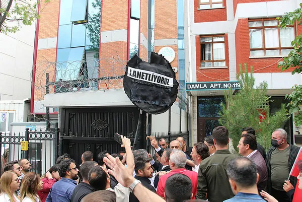 Kadıköy’deki HDP binası önünde polise saldıran Salihe Aydemir protesto edildi! Bütün HDP’lileri lanetliyoruz