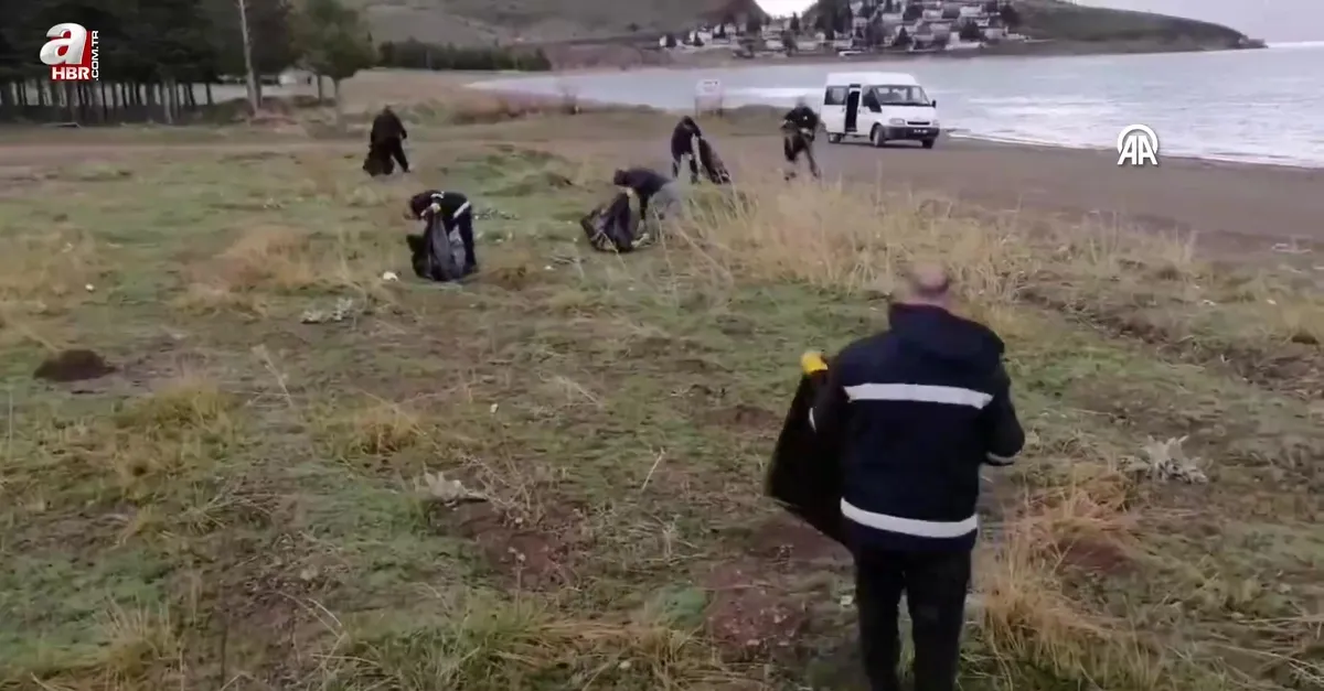 Hazar Gölü çevresinden 7 ton çöp toplandı