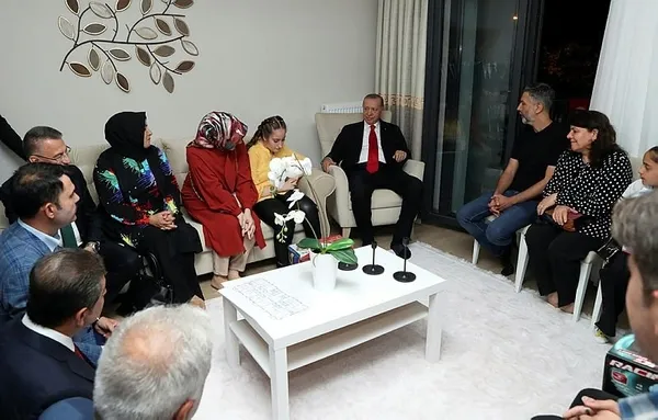 Başkan Erdoğan'a şiir yazan Ecemsu'nun ailesinden flaş açıklama! İşte yıllar önce çekilen fotoğrafın anısı - 4
