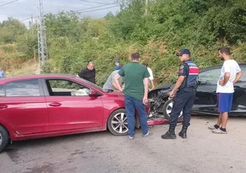 Kocaeli'de otomobiller çarpıştı: 4 yaralı