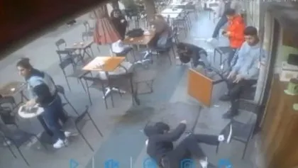 İstanbul Fatih’te akılalmaz kaza! Motosikletle kafeye kaldı ortalık savaş alanına döndü
