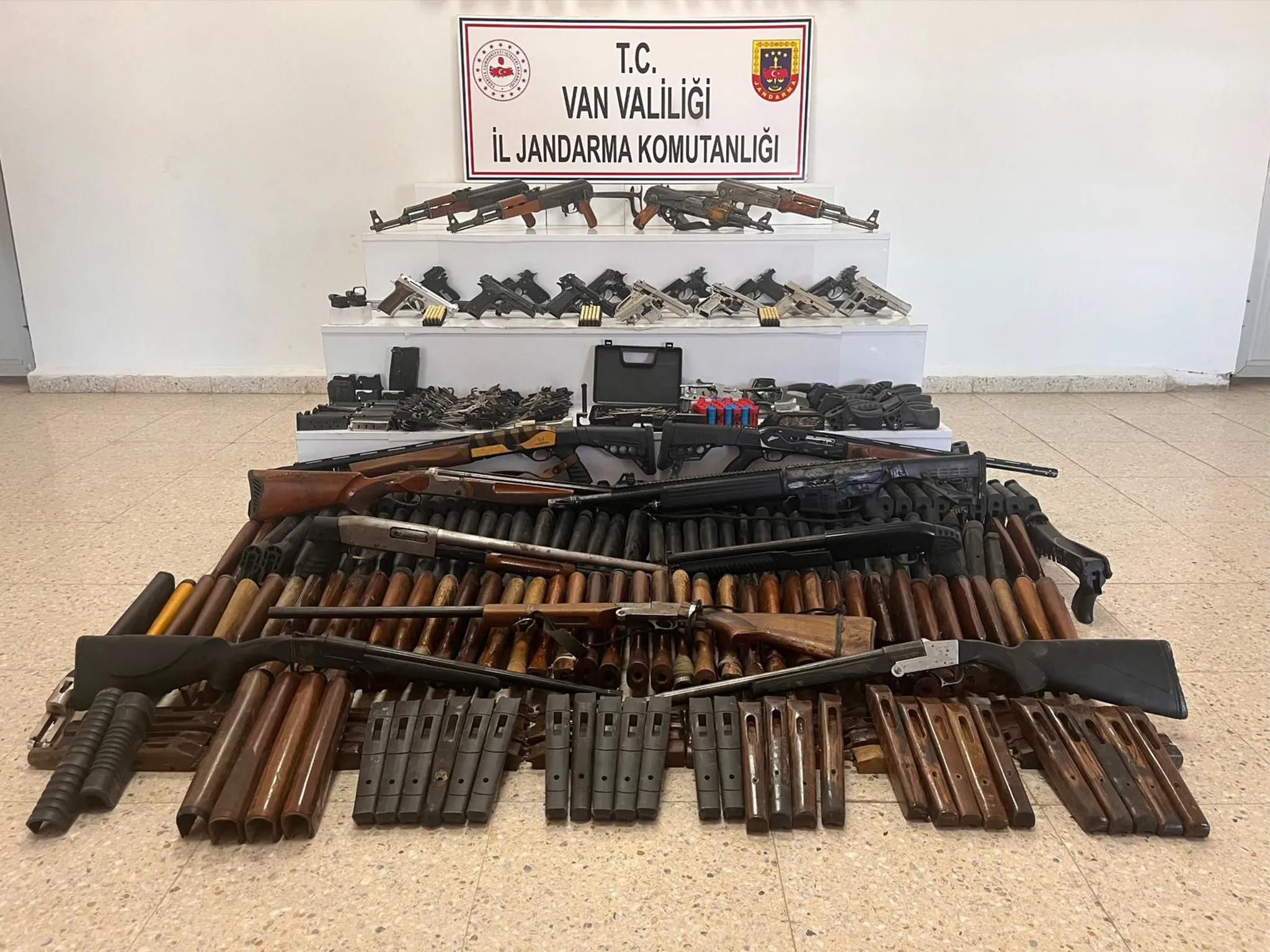 Van'da uzun namlulu silah, silah parçaları ve mühimmat ele geçirildi