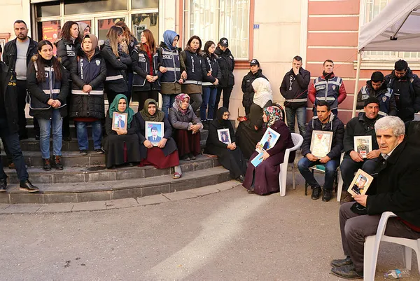 Diyarbakır’daki evlat nöbetine katılım artıyor! Bir aile daha HDP ve PKK’ya isyan bayrağı açtı