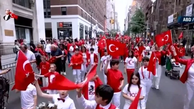 New York’un rengi Kırımızı-Beyaz! 41. Geleneksel New York Günü yürüyüşü