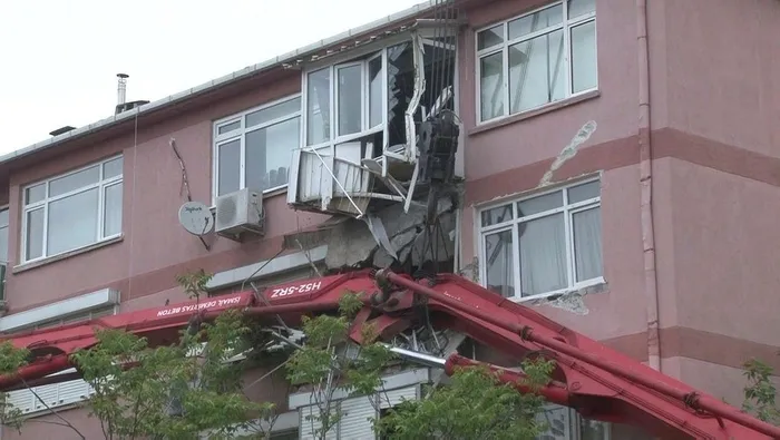 istanbulda-akilalmaz-olay-beton-pompasi-apartmanin-uzerine-devrildi-2-balkon-coktu-1714652779936.jpeg İstanbul'da akılalmaz olay! Beton pompası apartmanın üzerine devrildi! 2 balkon çöktü - 1