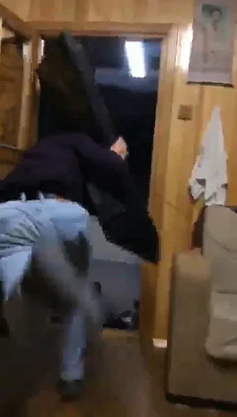 Rize'de demlik şakası yapan kuzenini plazma televizyonla kovaladı - 4