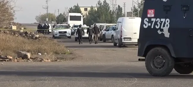diyarbakirda-trafo-degisimi-ve-kacak-kontrolu-sirasinda-ortalik-karisti-9-yarali-1702740374455.jpg Diyarbakır’da trafo değişimi ve kaçak kontrolü sırasında ortalık karıştı: 9 yaralı - 1