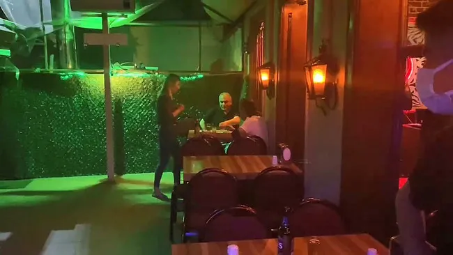 Bursa'da kısıtlamada açık eğlence merkezine baskın: 17 kişiye 53 bin lira ceza - 1
