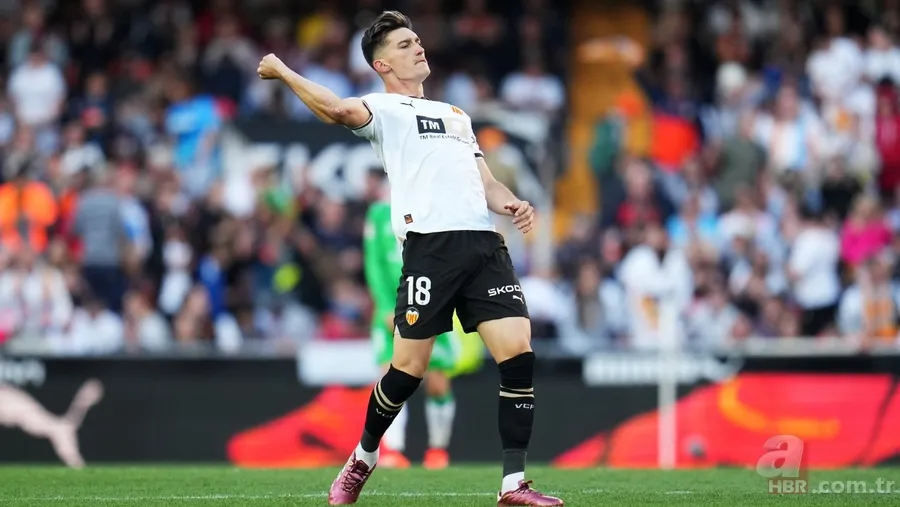 Fenerbahçe'de orta sahaya yeni aday! Mourinho o ismi istedi! Transfer operasyonu hız kesmiyor 15