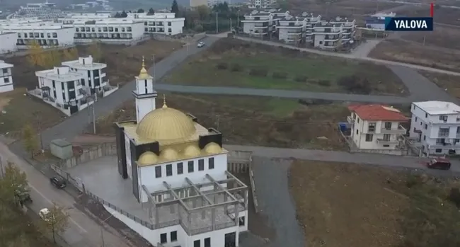 yalovada-insaati-tamamlanan-cami-davalik-oldu-cami-deniz-manzarasini-kapatti-sikayeti-1637391570634.jpg
