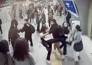 Tünelde laf atma kavgası! Yürüyen merdivenlerden yuvarlandı