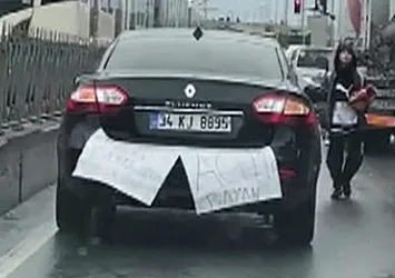 Aracına "Çok acemiyim" yazan sürücü kaza yaptı!