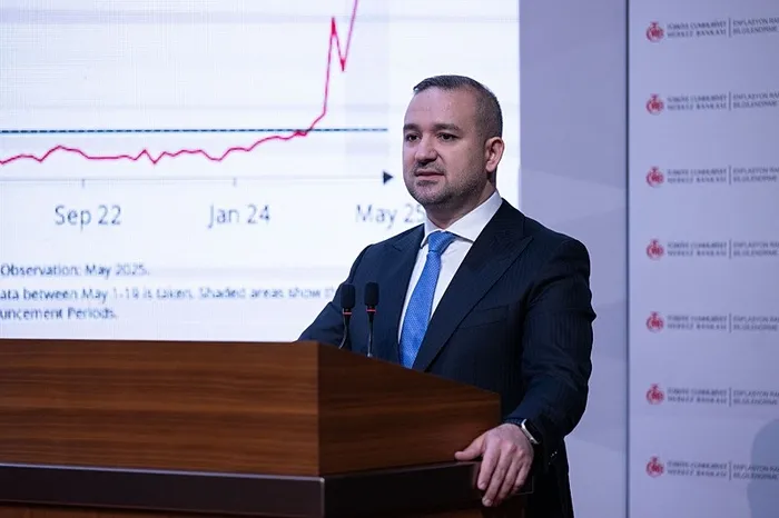 2025in-2-enflasyon-raporu-merkez-bankasindan-2025-ve-2026-enflasyonu-icin-flas-tahmin-1747904047904.jpeg Fatih Karahan, ʺSıkı para politikamız sonucunda, 2024 yılında talep kompozisyonunun belirgin şekilde dengelendiği bir süreç yaşadık.ʺ dedi. (AA)