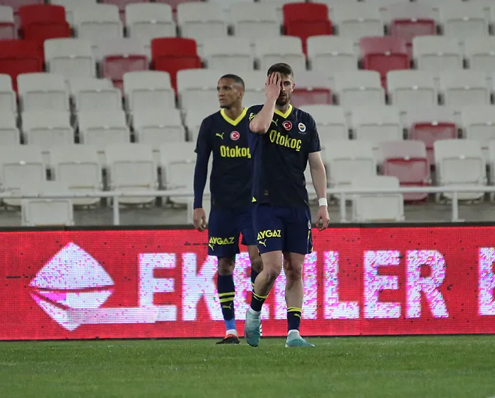 fenerbahceye-sivasta-agir-yara-kanarya-kritik-macta-yenisemedi-1713813940723.jpg Fenerbahçe'ye Sivas'ta ağır yara! Kanarya kritik maçta yenişemedi - 3