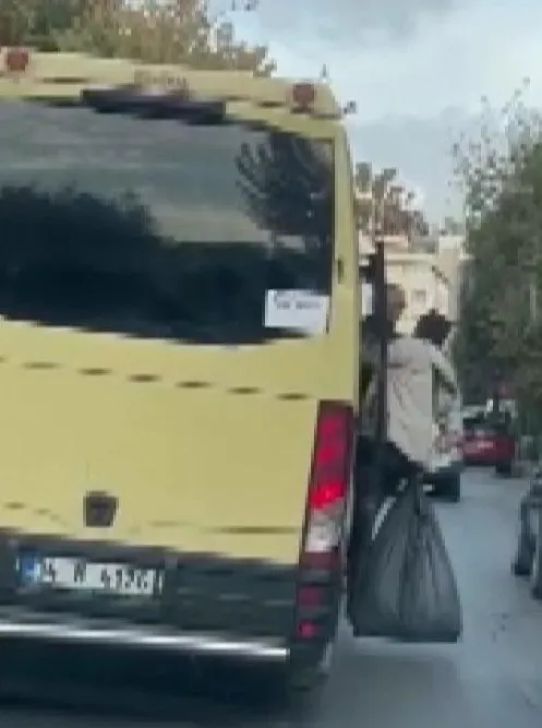 istanbulda-tehlikeli-yolculuk-minibusun-kapisindan-sarkti-1665728530372.jpg İstanbul’da tehlikeli yolculuk! Minibüsün kapısından sarktı - 3