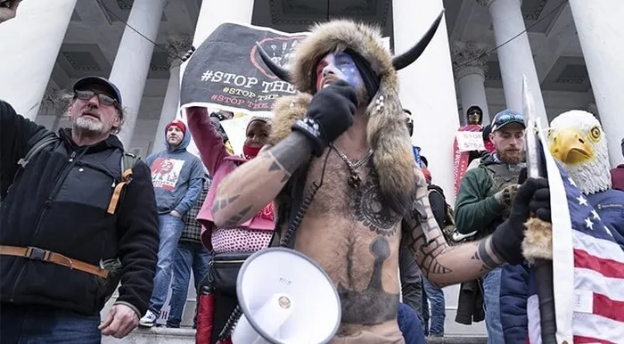 trumpin-baskanlik-torenine-dogru-fbi-uyardi-sayili-gunler-kala-yogun-guvenlik-onlemleri-alindi-1736931045939.jpg 2021'de Trump taraftarları tarafından gerçekleştirilen Kongre Baskını'na ilişkin görüntüleri (Arşiv)