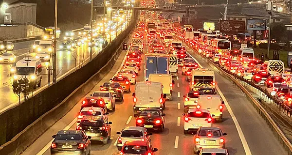 İstanbul'da yeni hafta trafikle başladı! Milyonlar yolda kaldı - 1