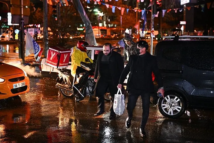 ankarada-saganak-yagis-hayati-olumsuz-etkiledi-trafik-aksadi-1711396637335.jpeg Ankara'da sağanak yağış hayatı olumsuz etkiledi! elektrik direği devrildi: Trafik aksadı - 2