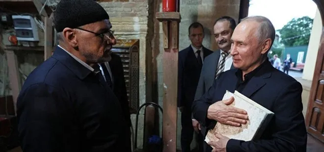 Rusya Devlet Başkanı Vladimir Putin Kur’an-ı Kerim ile poz verdi: Rusya’da Kur’an-ı Kerim’e saygısızlık suç sayılır