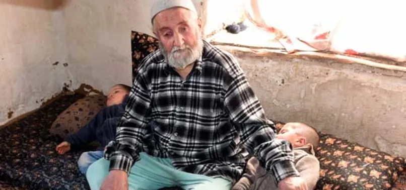 87'lik babanın ikizleri 2 yaşına bastı