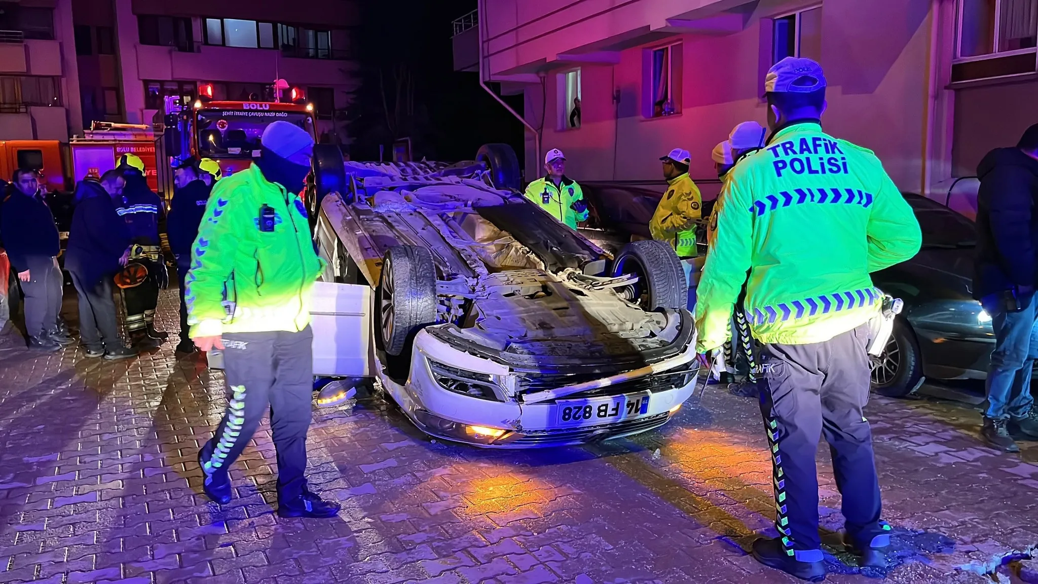 Bolu’da direksiyon hakimiyetini kaybeden araç takla attı: 2 kişi sağ kurtuldu