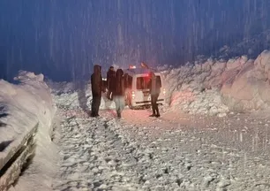 Hakkari–Van yolunda çığ faciası! Mahsur kalan 5 araç kurtarıldı