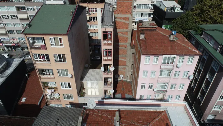 38 yıl önce yapılan 8 katlı bina ilginç mimarisiyle dikkat çekiyor - 1