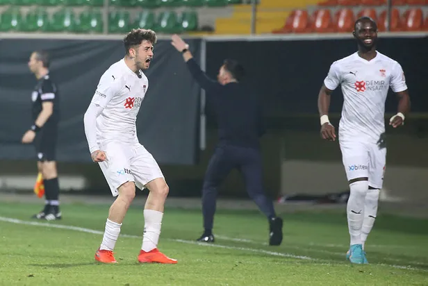 sivasspor-alanyaspor-maci-ne-zaman-hangi-kanalda-2022-ziraat-turkiye-kupasi-ztk-yari-final-rovans-maci-saat-ka-1652253172715.jpg Sivasspor Alanyaspor maçı ne zaman, hangi kanalda? 2022 Ziraat Türkiye Kupası (ZTK) yarı final rövanş maçı saat kaçta - 1