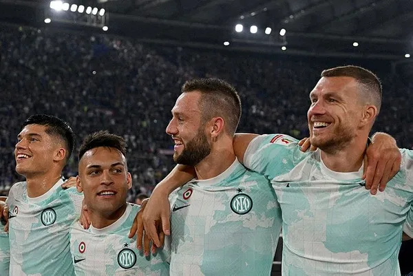 galatasarayla-fenerbahce-arasinda-stefan-de-vrij-kapismasi-1685775832399.jpeg Galatasaray'la Fenerbahçe arasında Stefan De Vrij kapışması - 1