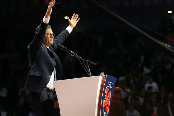 Özgür Özel CHP Genel Başkanlığındaki ilk gününde protestoyla karşılaştı: Kılıçdaroğlu sana ekmek yedirdi