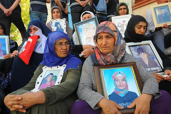 HDP önündeki ailelerin, PKK'lı teröristlerce tehdit edildikleri ortaya çıktı - 1